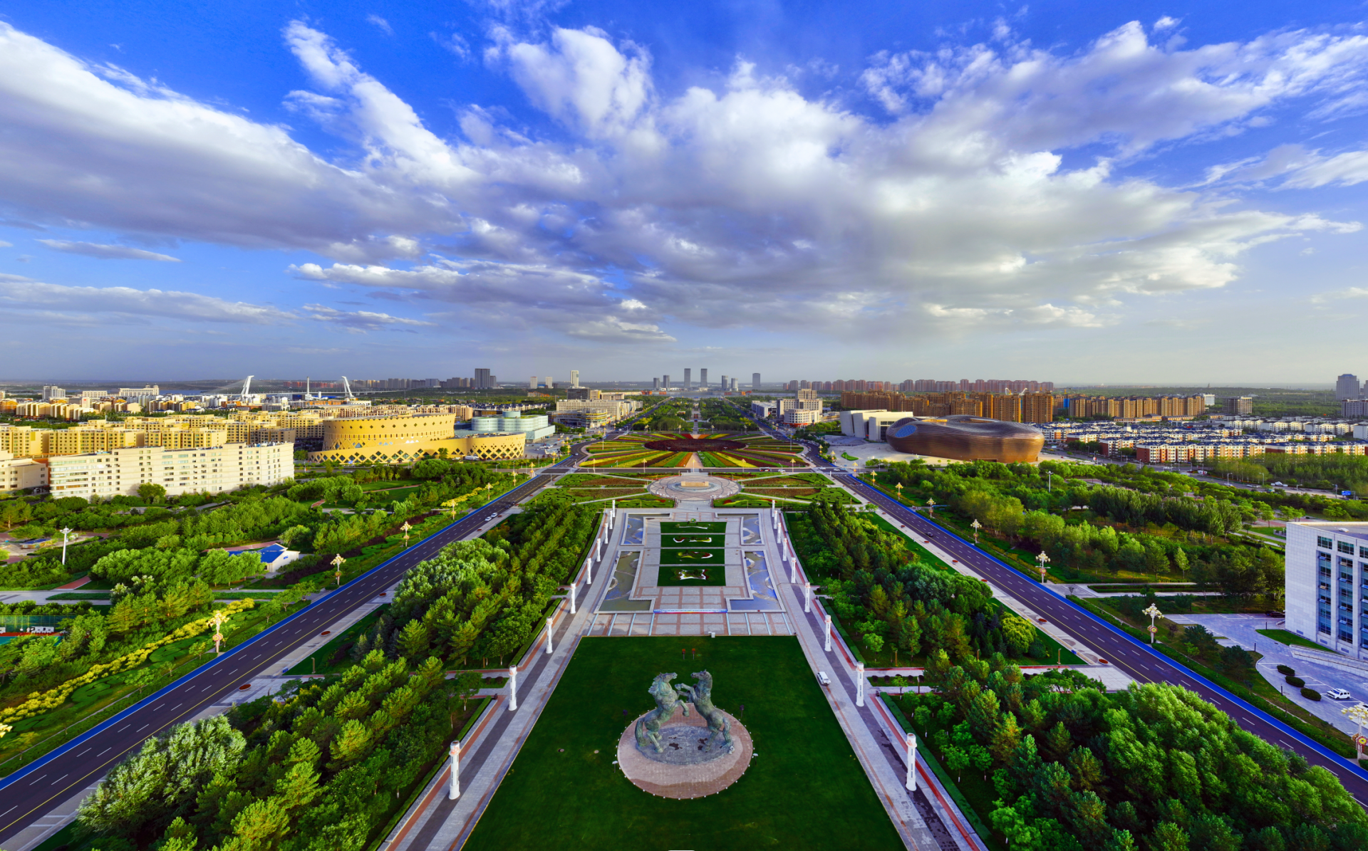 鄂尔多斯盛会，嘉宾云集，观众热情如火